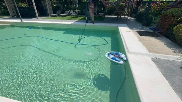 El agua toma ese tono turquesa claro por el acabado.