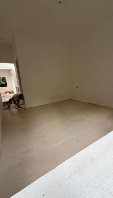 Un cuarto completo, muros y piso.