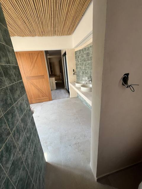 El piso combina muy bien con madera.