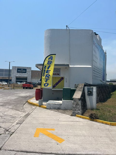 Tienda Ulew Chukum junto a la gasolinera frente a Plaza Mocambo